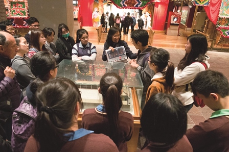 博物馆导赏员为新一届艺术大使介绍展品，同学们都听得津津有味。