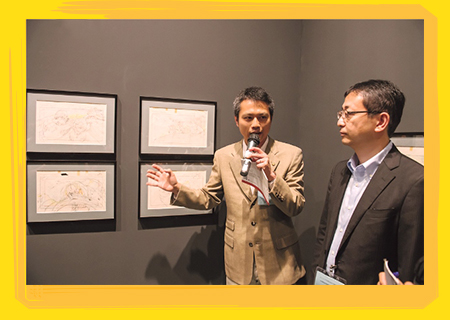 吉卜力工作室的田中千义先生和三鹰之森吉卜力美术馆的三好宽先生 正在为媒体介绍是次展出的场面设计手稿。