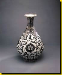 Pear-shaped vase with lotus scrolls pattern in underglaze red