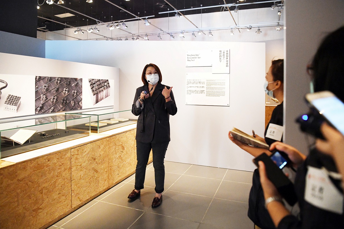  香港版畫工作室翁秀梅女士向傳媒介紹展覽內容。