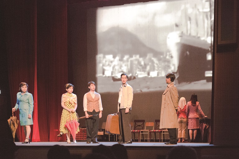 《細鳳1959》音樂劇中細鳳遠赴美國前與親友告別的一幕場景