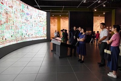 The Director of the Anhui Provincial Department of Culture and the Director of the Anhui Museum appreciate the creativity of the interactive mural of Mount Wutai.