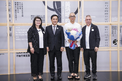 设计师黄炳培先生与主礼嘉宾在开幕典礼上大合照。