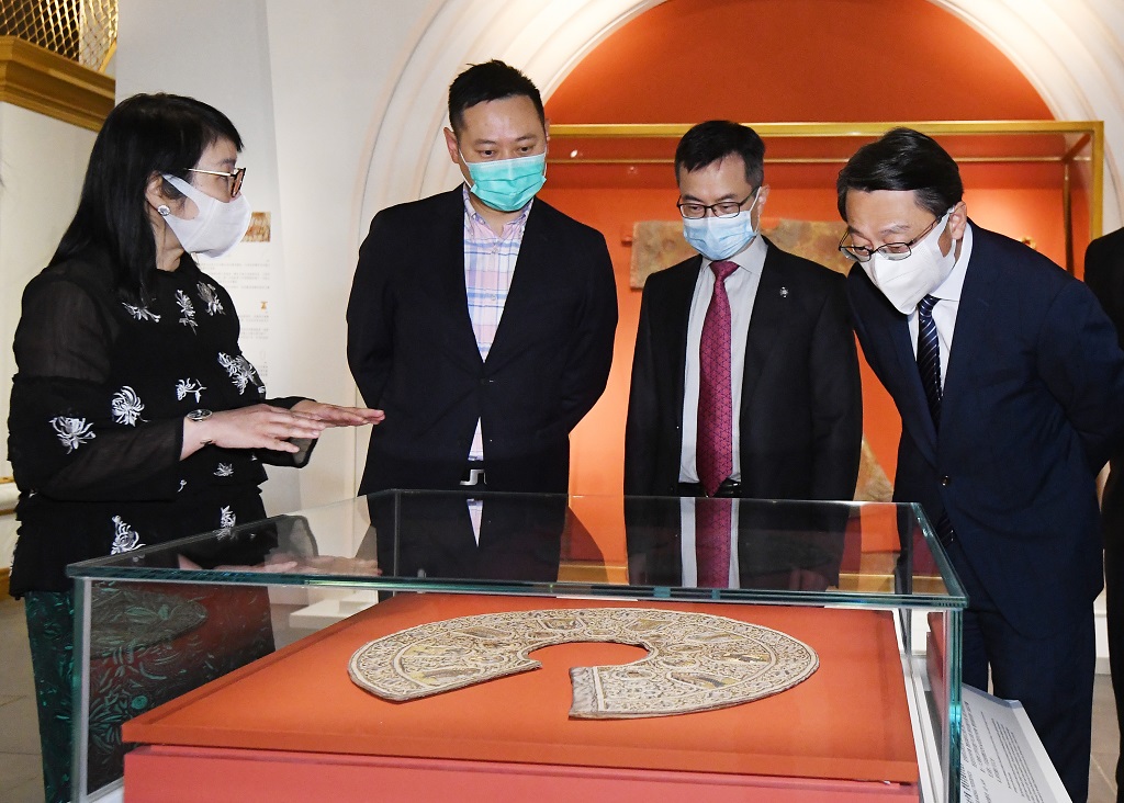 香港文化博物館總館長盧秀麗女士向主禮嘉賓介紹展覽內容。