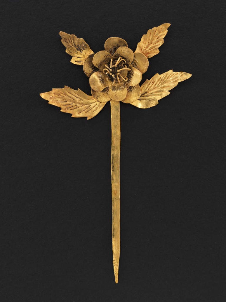 Gold hairpin in flower shape