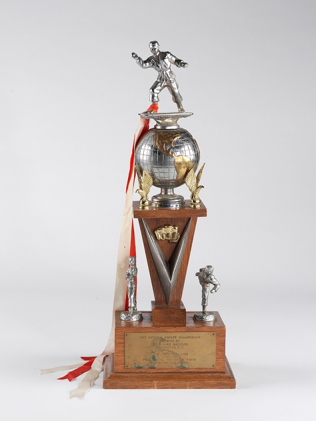 颁发给李小龙的全美空手道锦标赛纪念奖座1968年 陆地博士提供
