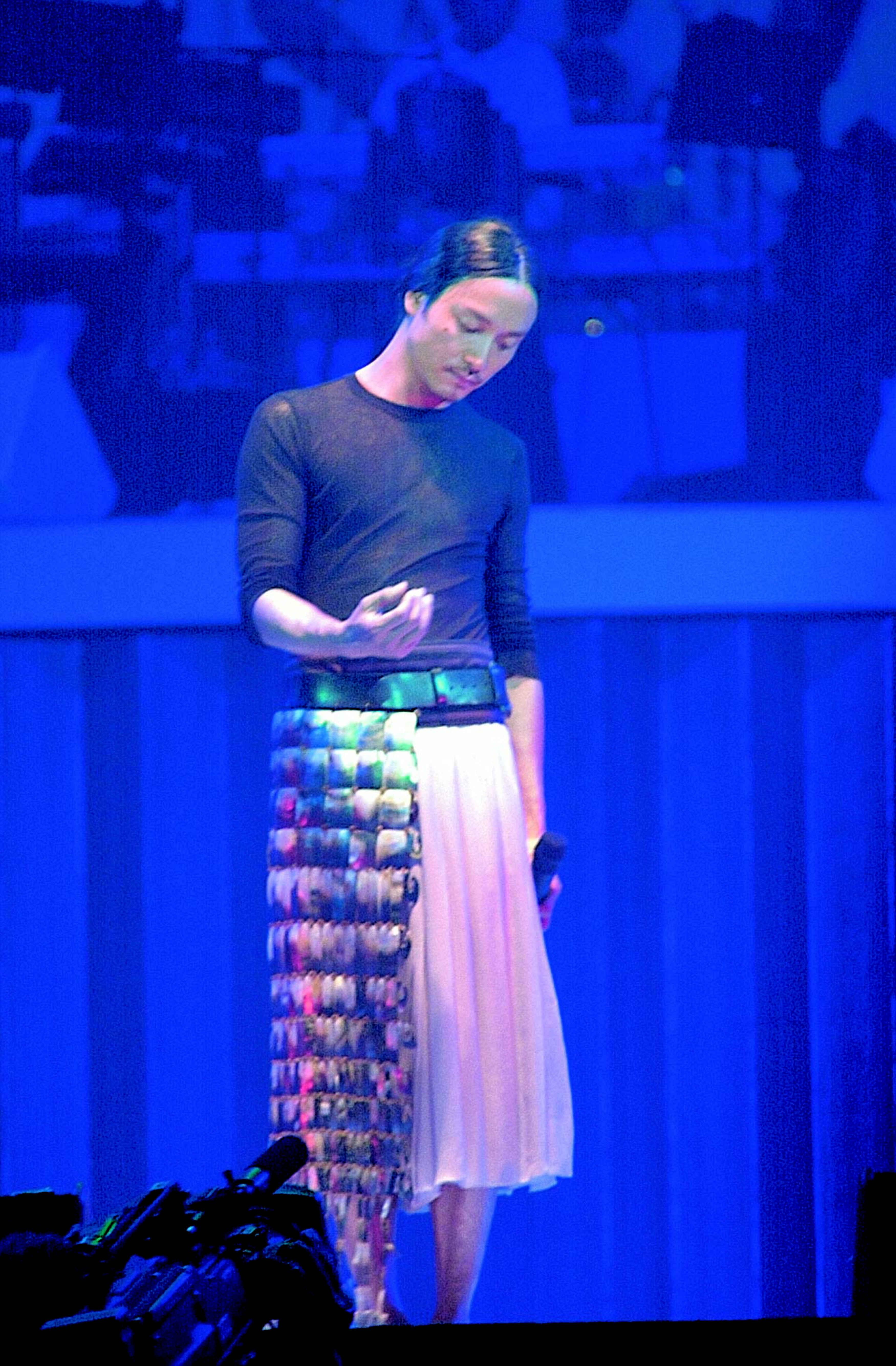 張國榮在《熱・情演唱會》穿着的貝殼裙褲，邀得法國著名設計師為他設計，手工精細。