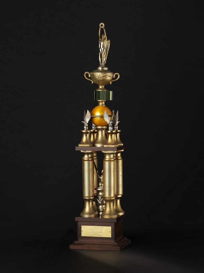 罗文获颁的「全日本歌谣选手権奖」奖座