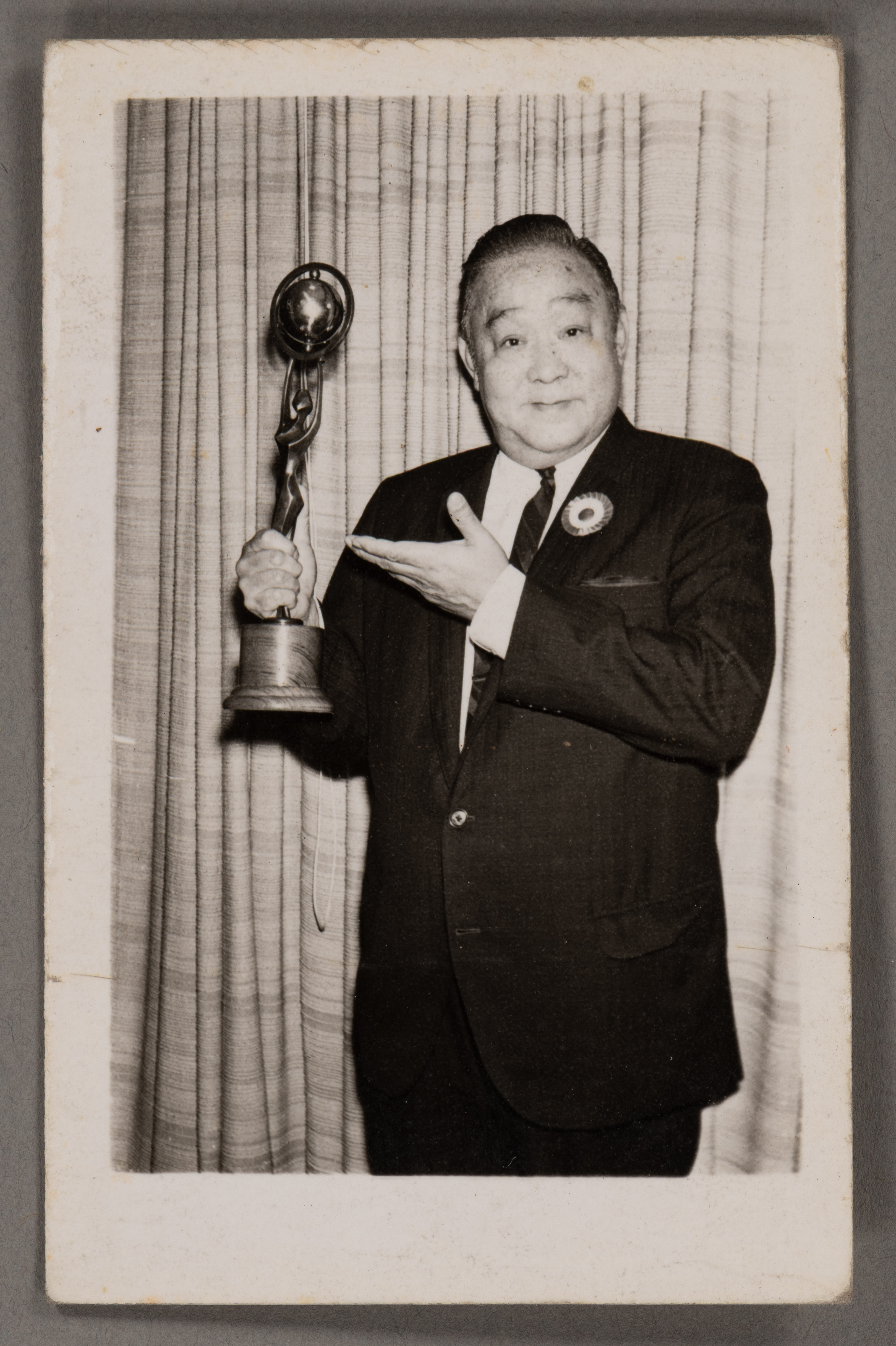 Leung Sing Por receiving an award