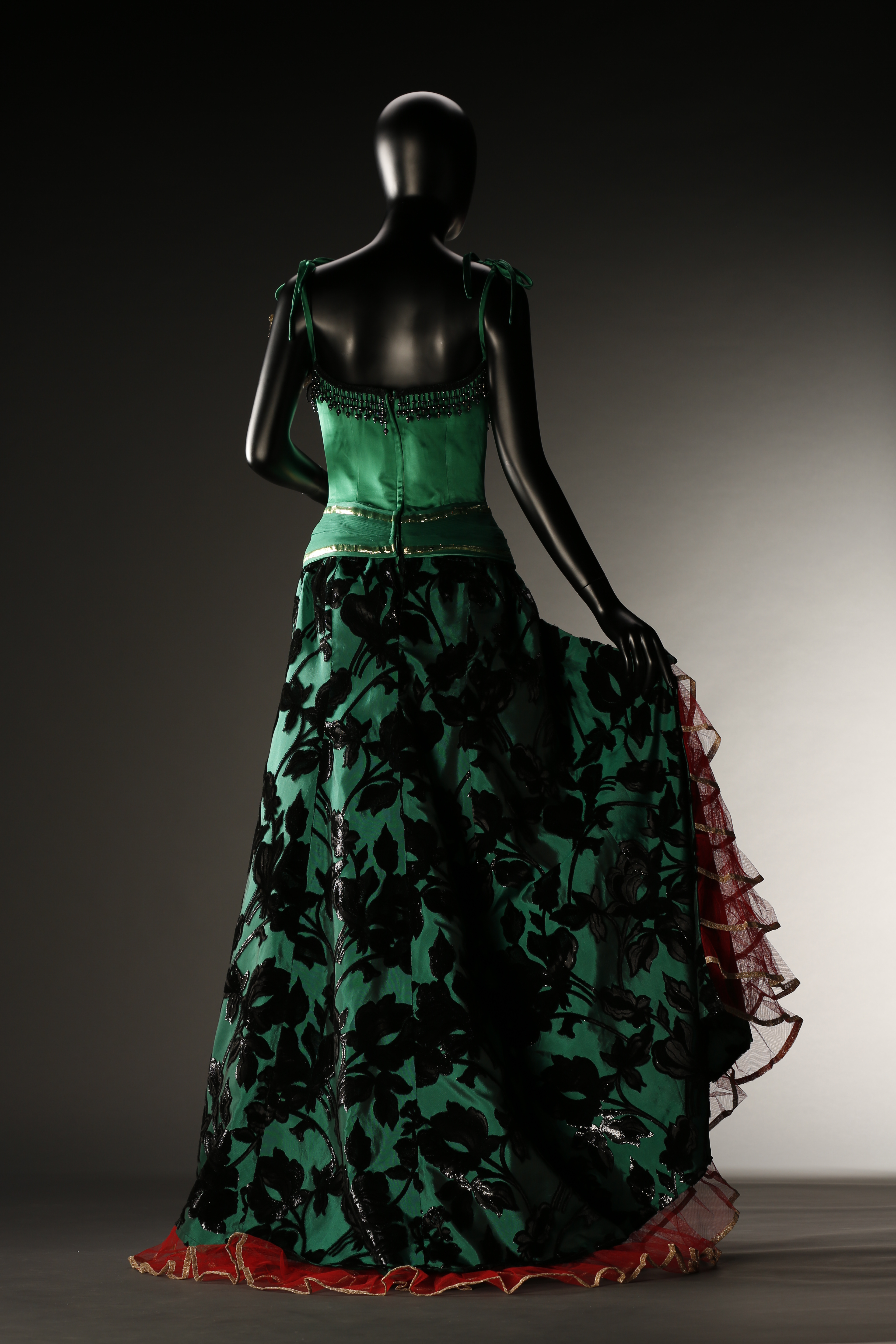 梅艳芳绿色吊带舞衣及绿底黑花下摆(红色底纱)