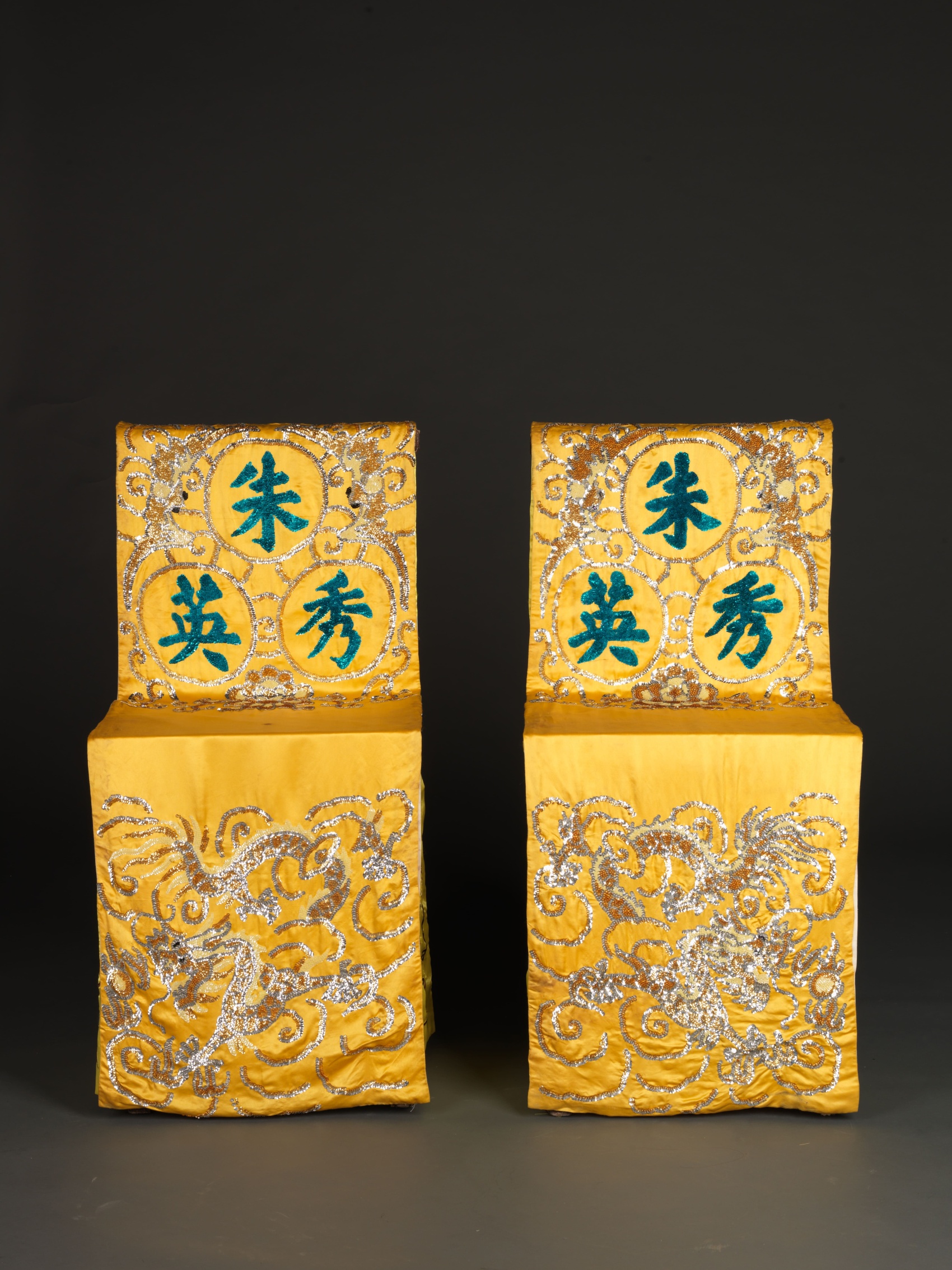 黄地金银片椅搭