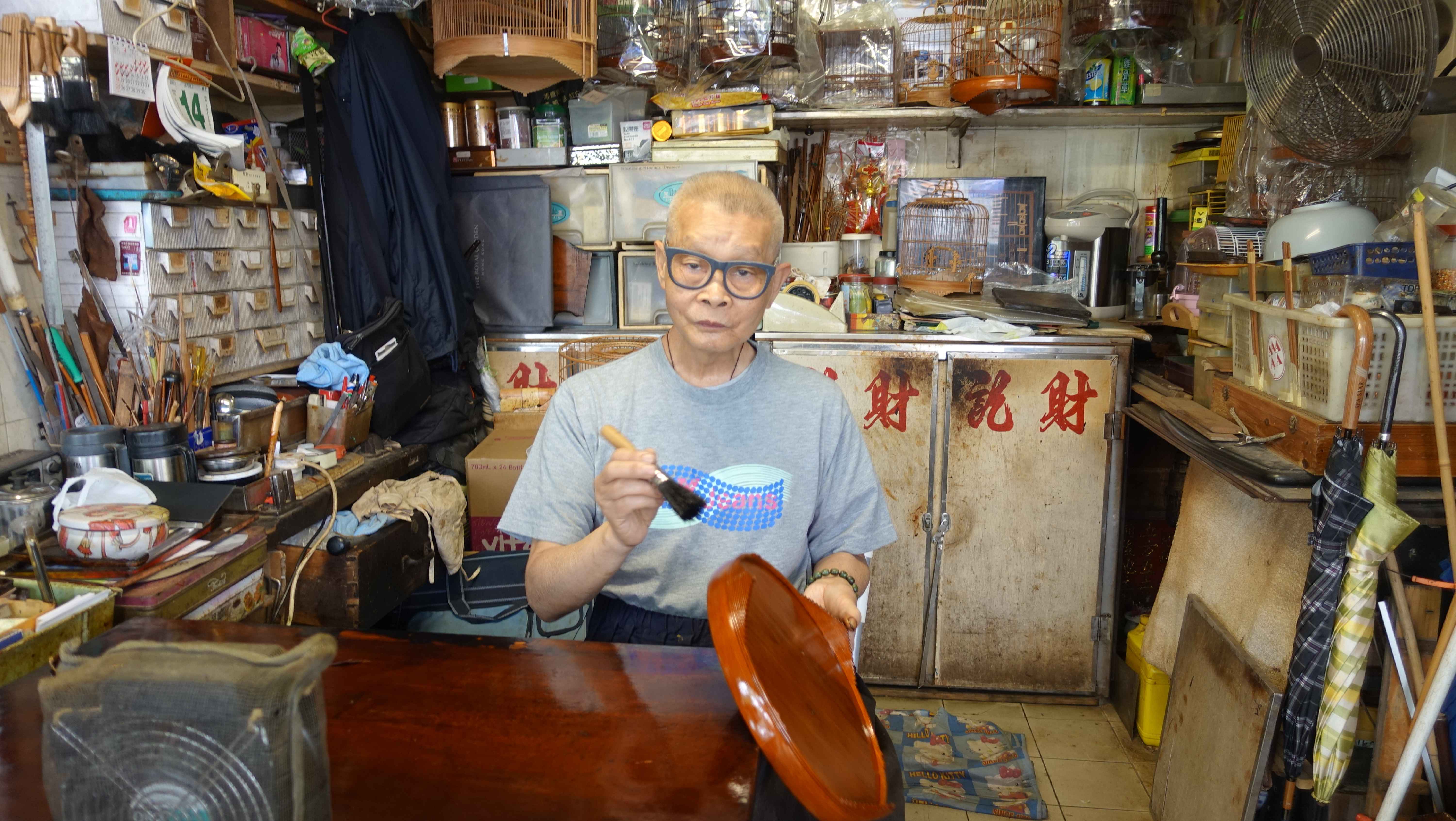 師承卓康的陳樂財師傅,從事鳥籠製作和維修已超過六十多年,今年將近八十高齡,但仍敬業樂業,充滿匠人精神。