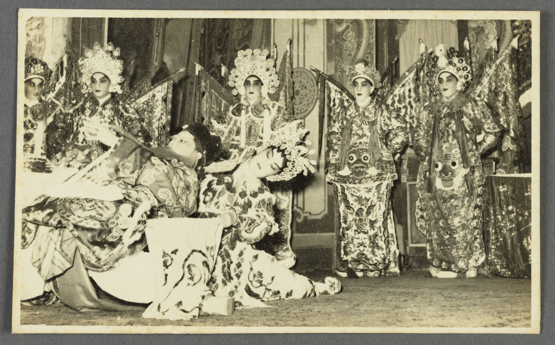 Lee Hong Kum shows off her cart-pushing skills in The Joint Investiture of a Prime Minister by Six Kingdoms, Kwan Tak Hing can be seen at the back.