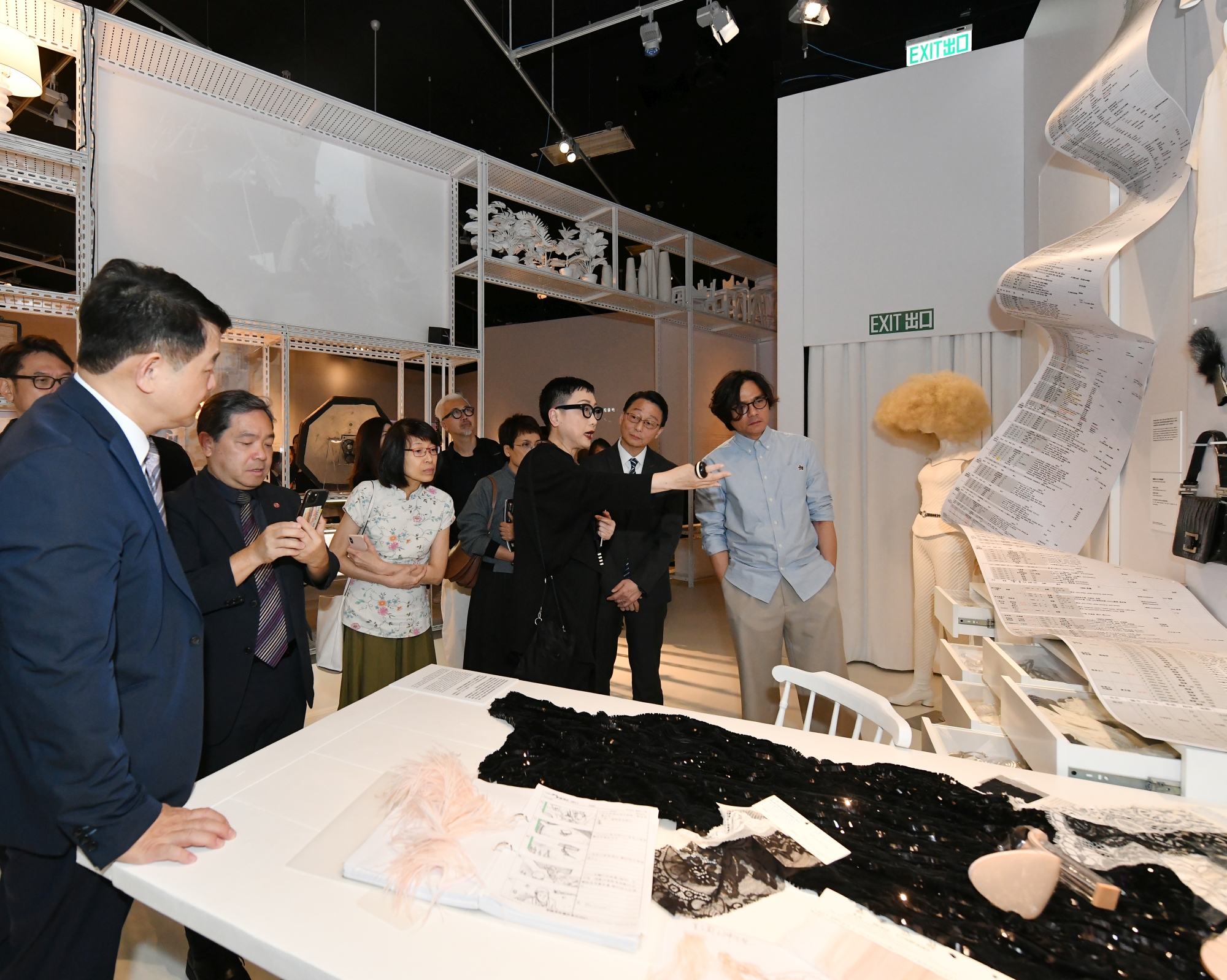 劉天蘭女士向主禮嘉賓及藝人介紹展覽。