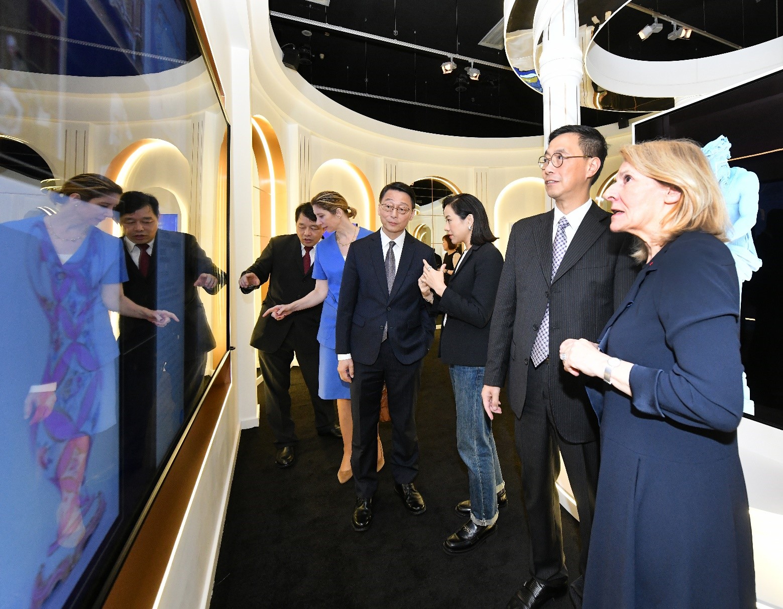 香港文化博物館總館長林國輝先生、法國五月藝術節大使林嘉欣及凡爾賽宮主席卡特琳娜 &middot; 佩加德女士向主禮嘉賓介紹糅合凡爾賽宮珍品的互動多媒體畫廊。