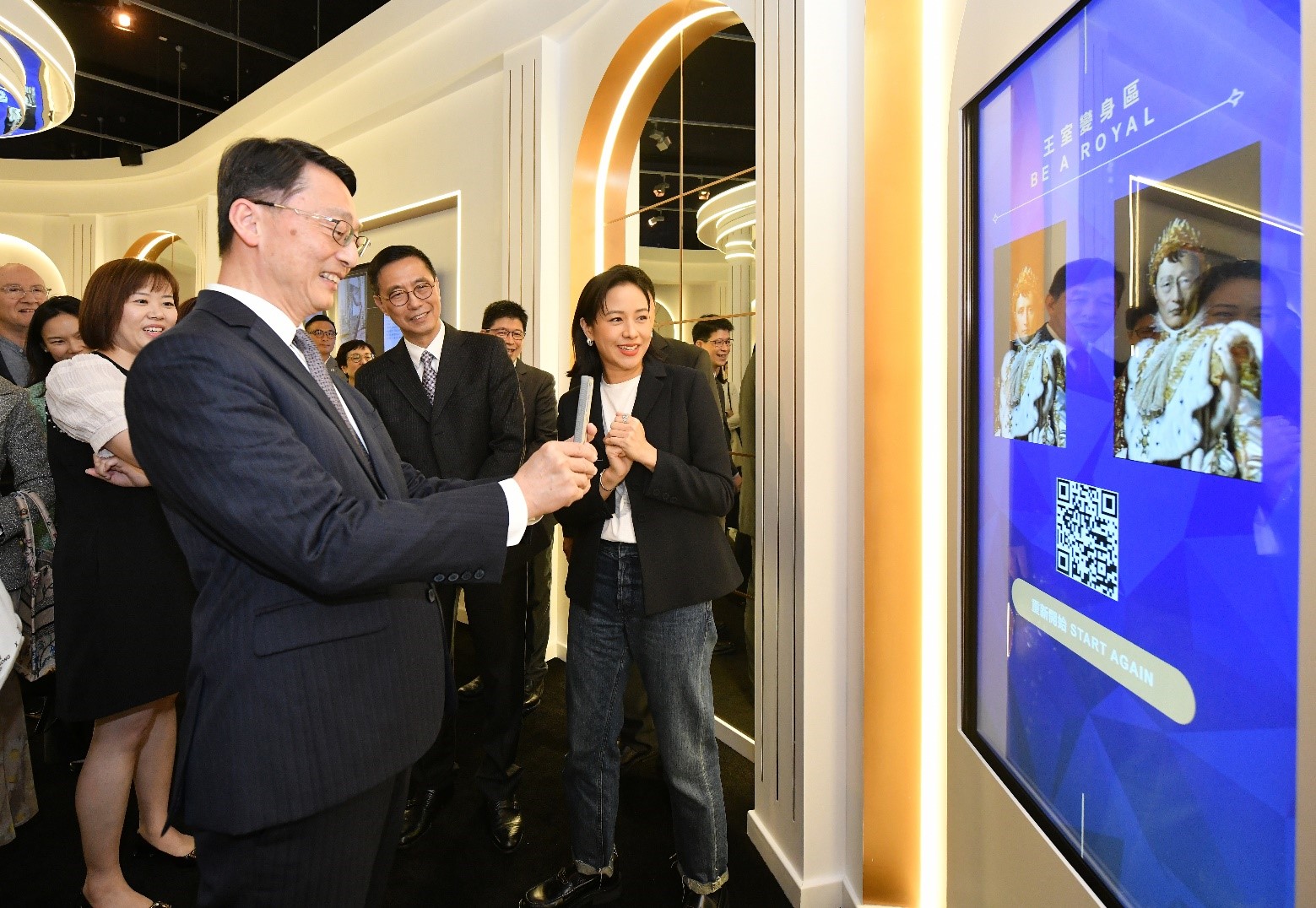 康樂及文化事務署署長劉明光太平紳士親身體驗互動攝影區的多媒體裝置。