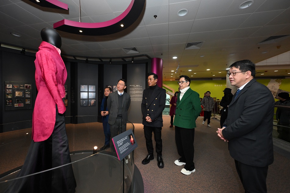 主禮嘉賓參觀展覽。