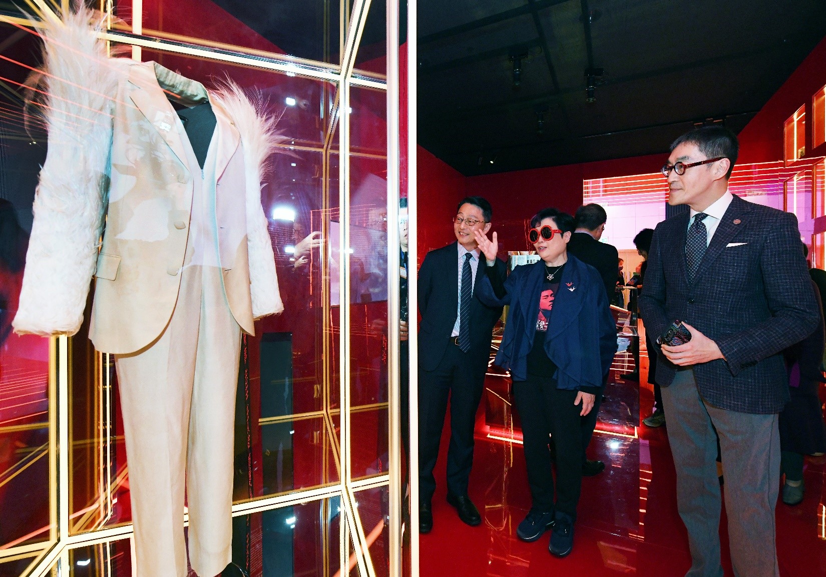 客席策展人之一陈淑芬女士向主礼嘉宾介绍精选展品。