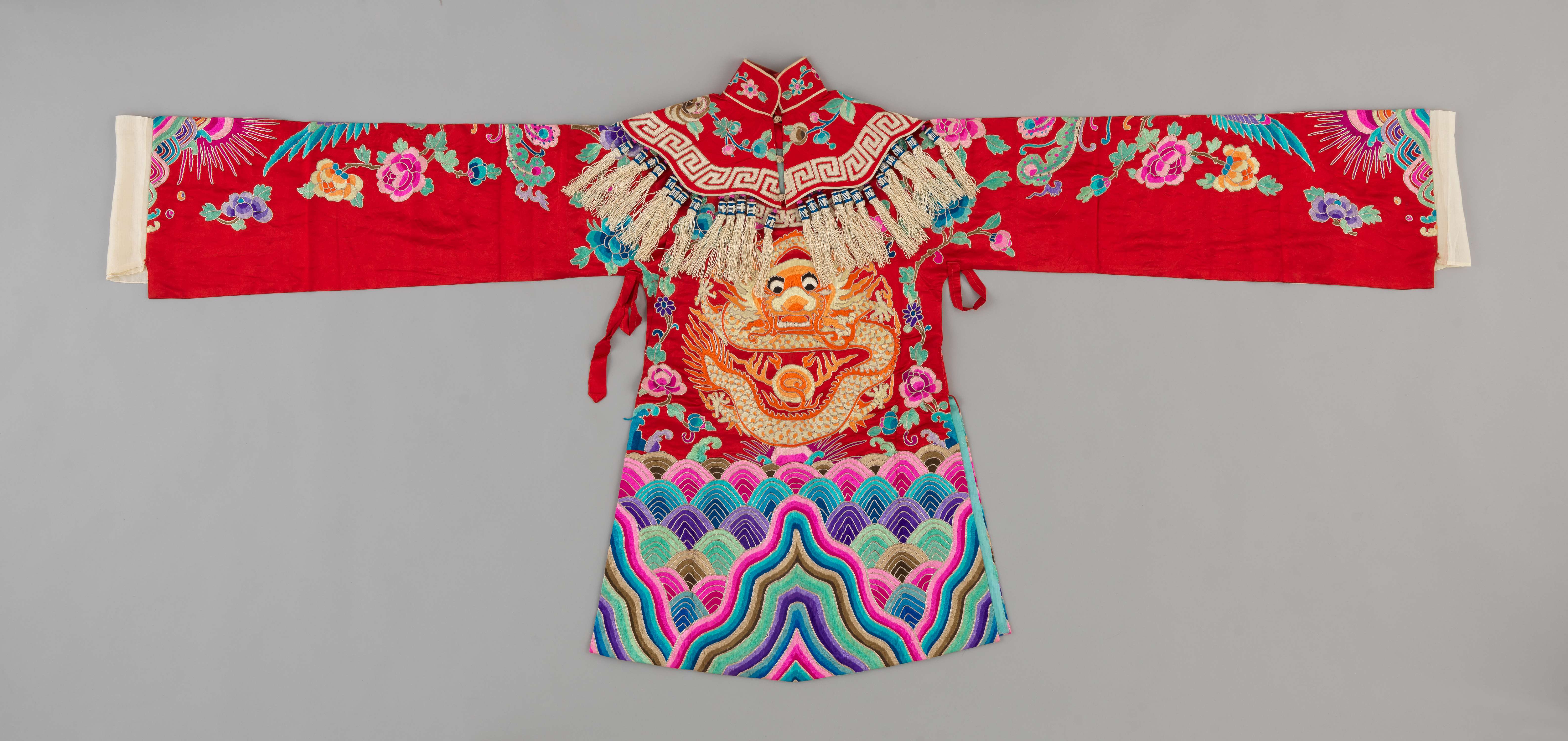 红地绣龙纹女蟒